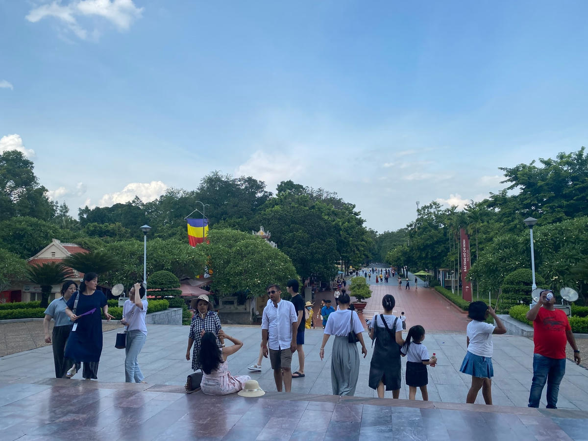 Theo ghi nhận của PV, những ngày gần đây trời rất nắng nóng, tuy nhiên vẫn rất đông các xe du lịch đưa du khách tới để tham quan Bảo tàng. Đại đa số mọi du khách đều vô cùng hào hứng, mong chờ để được trải nghiệm chuyến tham quan bảo tàng.