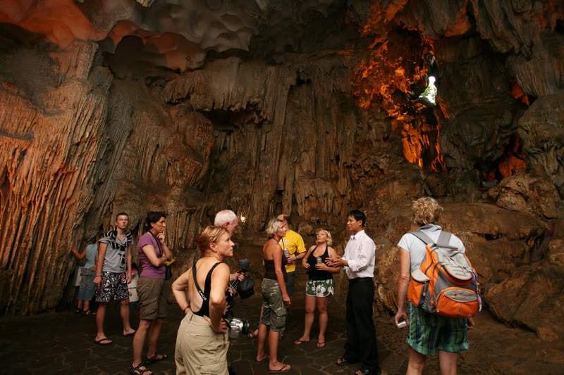 Khách du lịch thăm quan hang Sửng Sốt. Ảnh: Halong Travel. 