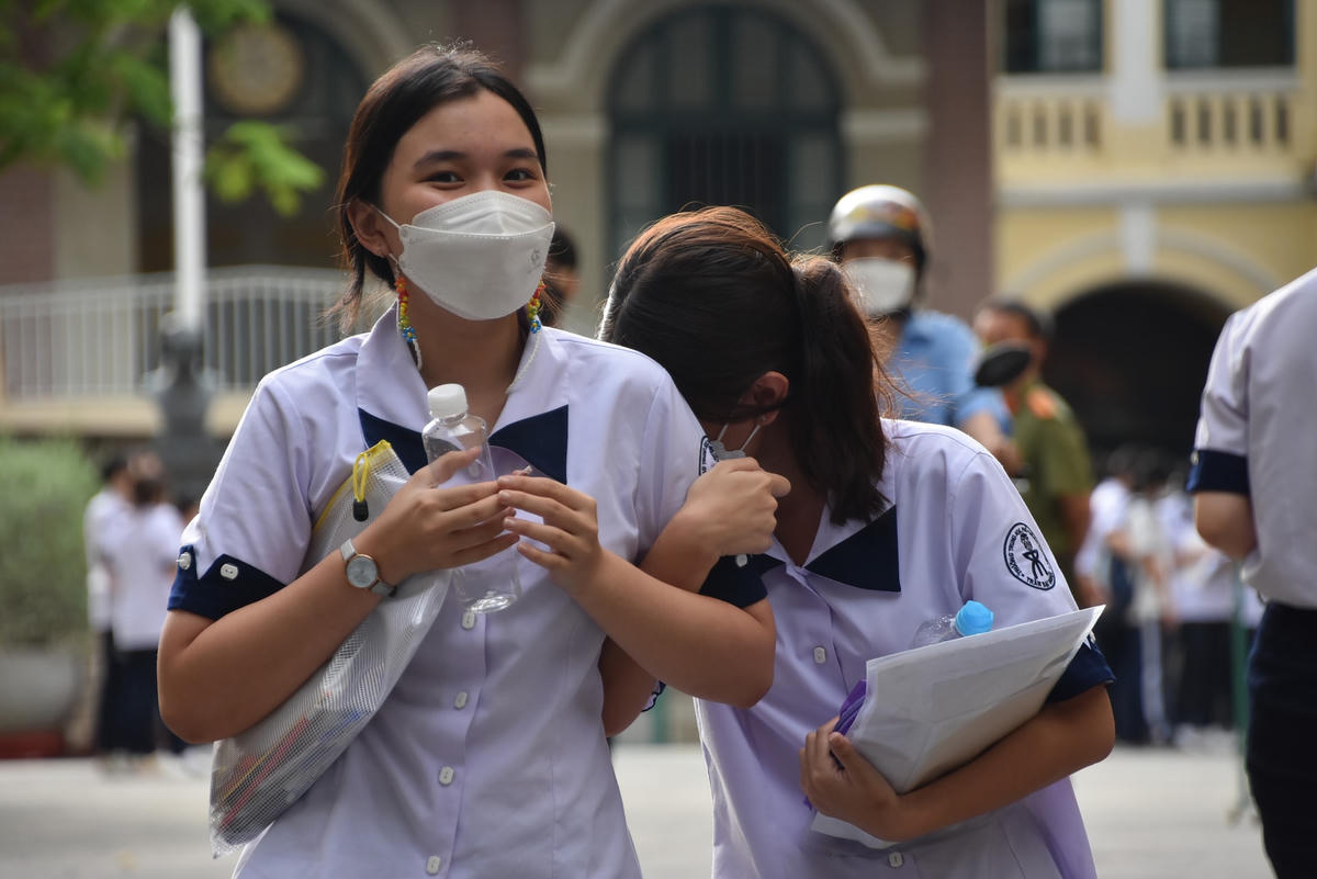 Hầu hết các thí sinh đều rất vui mừng, rạng rỡ vì đã hoàn thành xong bài thi với độ khó vừa phải.