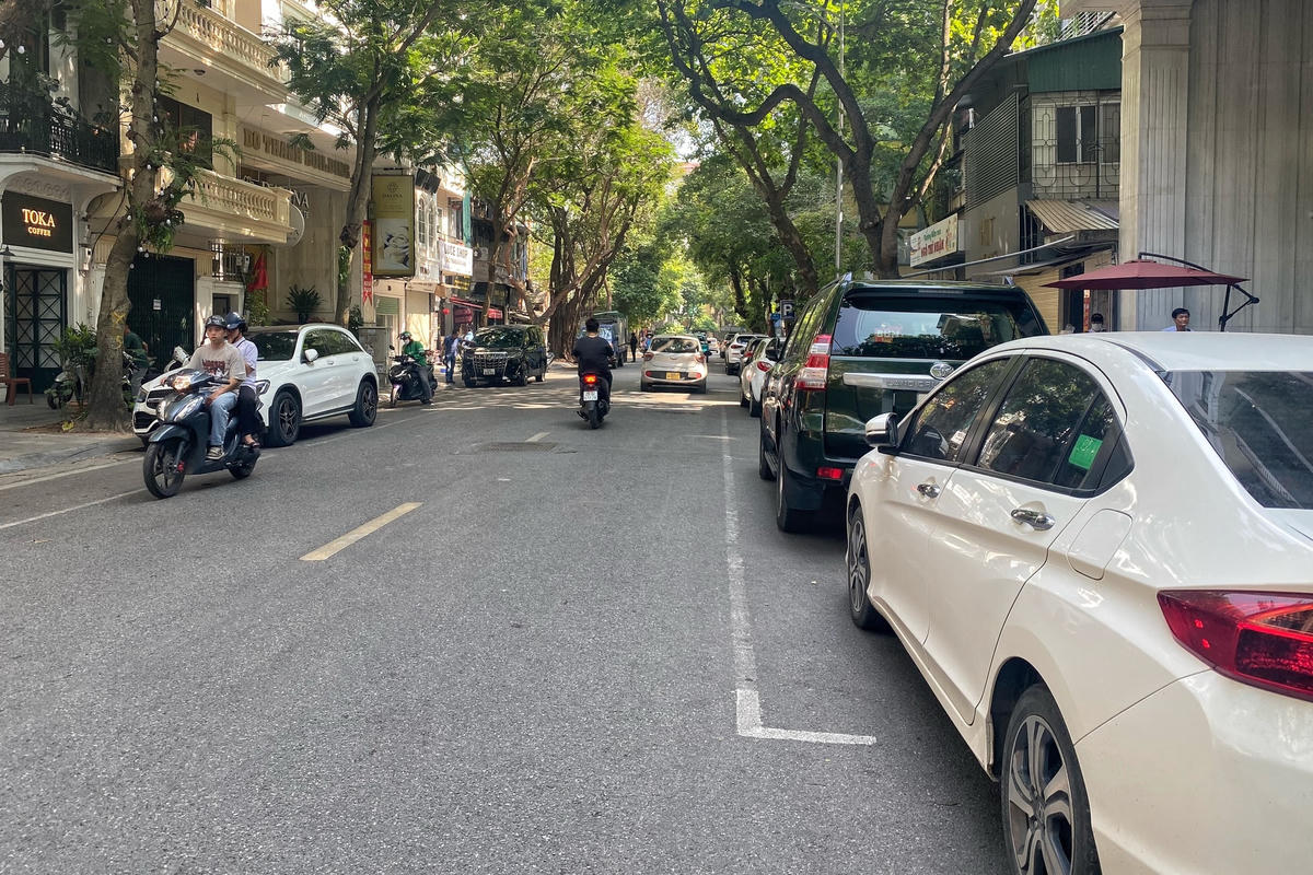 Hàng xe dừng đỗ trên phố Thi Sách.