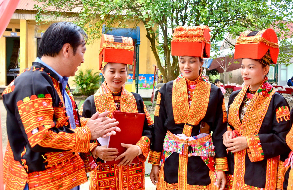 Lần đầu tiên được đón tiếp đoàn đại biểu cấp cao về dự Ngày hội Đại đoàn kết, nhân dân xã Mẫu Sơn vô cùng phấn khởi.