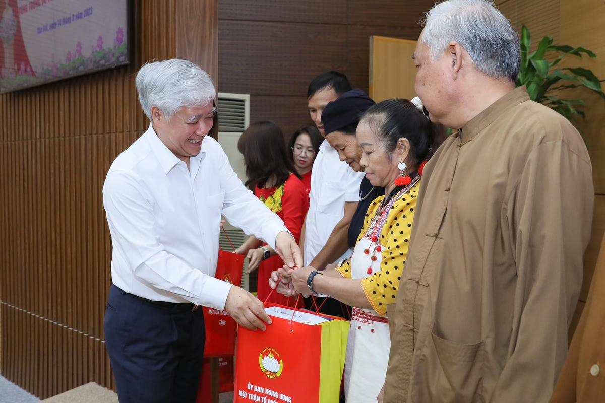 Bí thư Trung ương Đảng, Chủ tịch UBTƯ MTTQ Việt Nam Đỗ Văn Chiến tặng quà cho đại biểu tham dự Hội nghị.