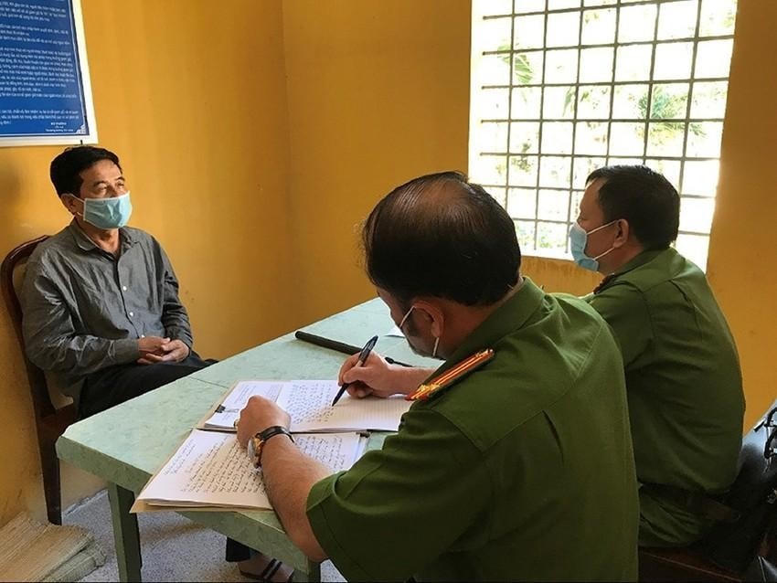 Cơ quan Công an làm việc với bị can Phan Thanh Hữu, một trong những đối tượng cầm đầu của vụ án. (Ảnh: CTV).