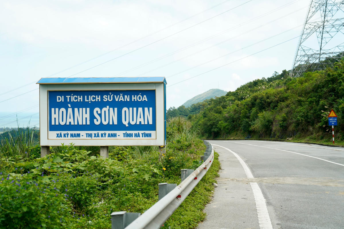 Biển chỉ dẫn Di tích lịch sử văn hoá Hoành Sơn Quan thuộc phận xã Kỳ Nam.
