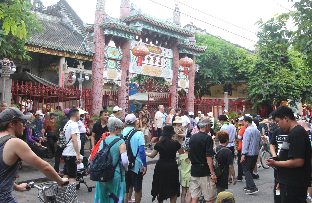 Nhiều địa điểm du lịch phố cổ Hội An rất đông khách.