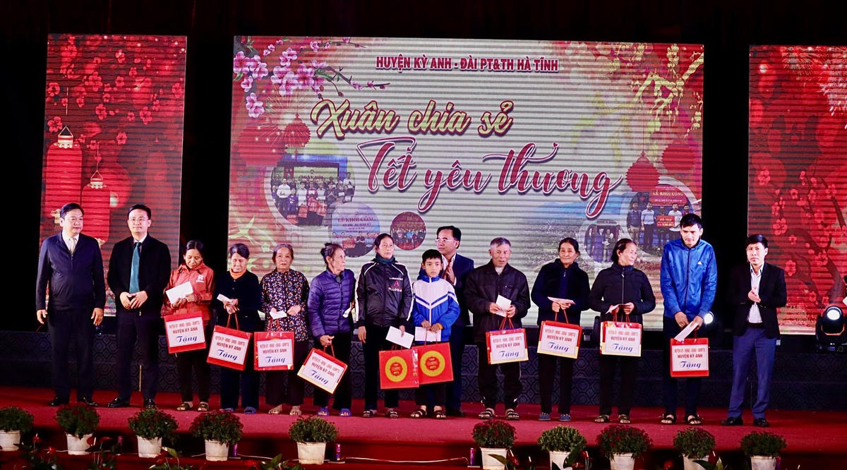 Ông Bùi Quang Hoàn, Giám đốc Sở Khoa học và Công nghệ tỉnh Hà Tĩnh và ông Hoàng Anh Đức, Phó Chủ tịch UBMTTQ tỉnh cùng ông Hồ Huy Thành, Bí thư Huyện uỷ Kỳ Anh và đại diện nhà tài trợ trao quà các hộ hoàn cảnh khó khăn.