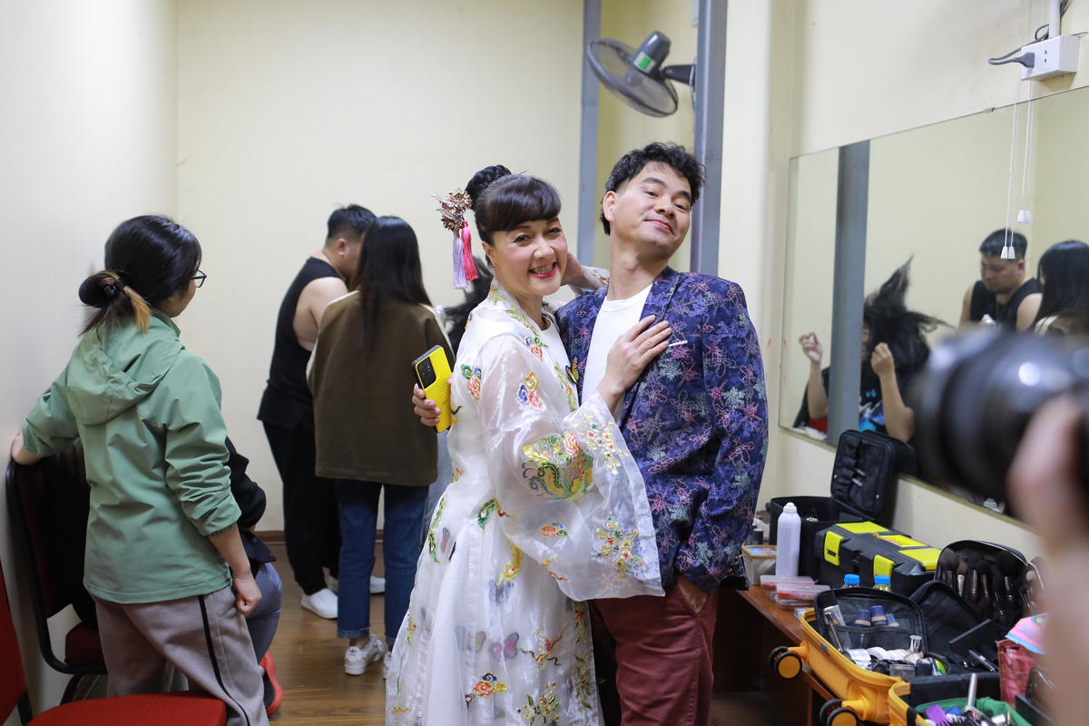 Vân Dung và NSƯT Xuân Bắc trong hậu trường tập luyện Táo Quân 2023. 