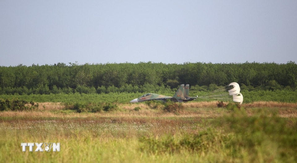Một chiếc máy bay hạ cánh an toàn xuống đường băng Sân bay Biên Hòa sau khi hoàn thành xong bài bay.(Ảnh: Lê Xuân/TTXVN)