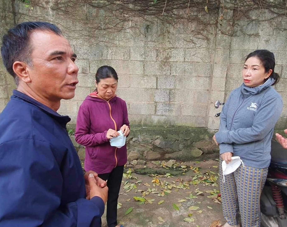 Các đối tượng lừa bán thuốc giả chữa bệnh (bà Thu-áo đỏ cầm đầu).