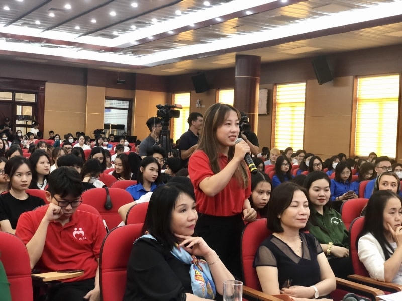 Sinh viên Trường Đại học Lao động - Xã hội tham gia tọa đàm về bình đẳng giới.