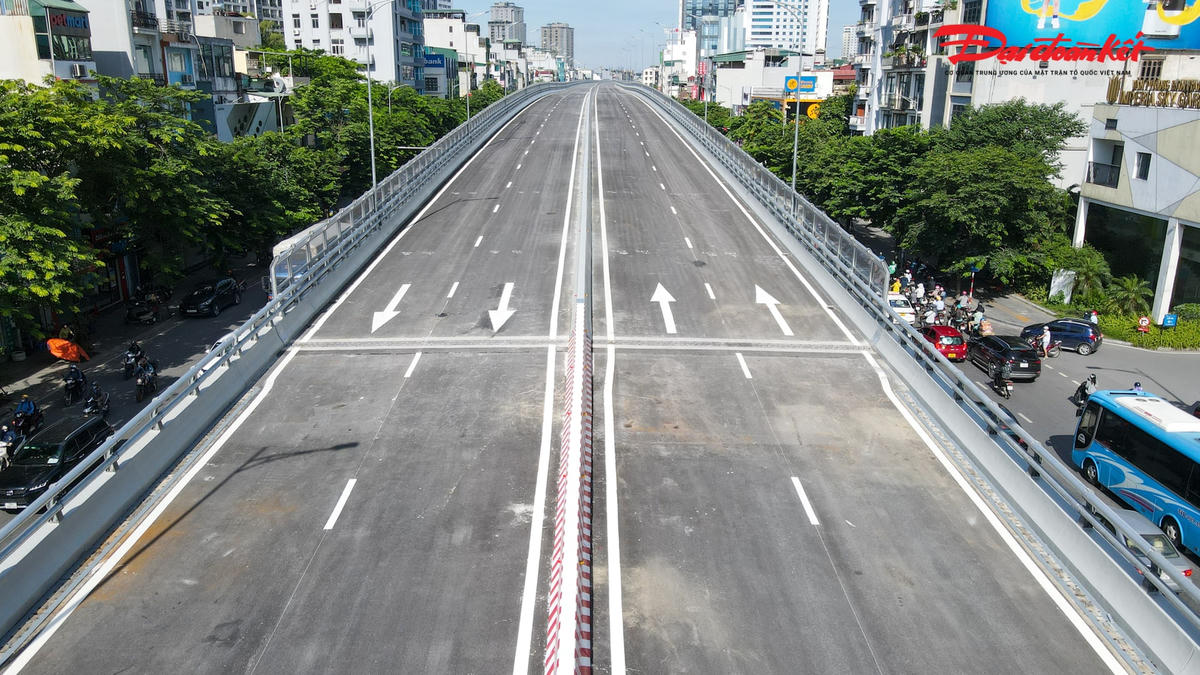 Theo ông Phạm Hồng Văn, Giám đốc điều hành dự án cho biết, dự án đã hoàn thiện khoảng 70% khối lượng công việc. Đêm 14/7 đơn vị nhà thầu đã hợp long nhịp cầu cuối cùng tại khu vực Ngã Tư Vọng và đang triển khai lắp nhịp dầm 2 biên, thảm nhựa mặt đường đoạn từ phố Vọng tới chợ Mơ.