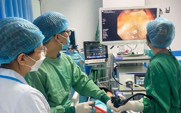 Nội soi cho bệnh nhân gặp dị vật đường thở tại cơ sở y tế.