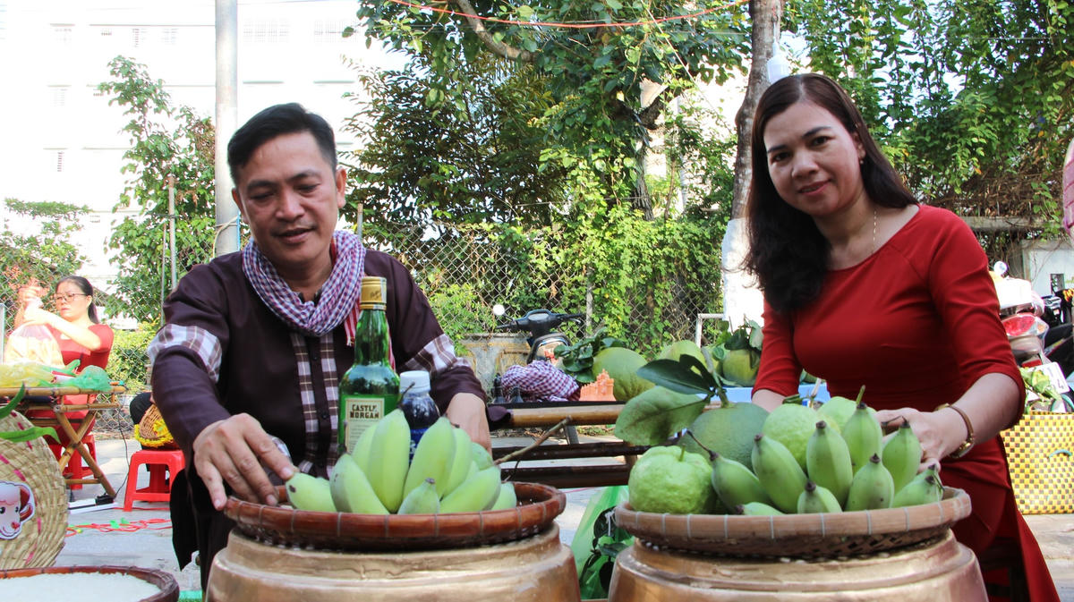 Trang trí mâm ngũ quả.
