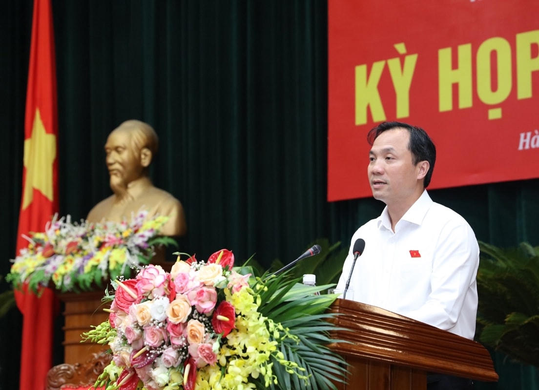 Bí thư Tỉnh ủy - Chủ tịch HĐND tỉnh Hà Tĩnh Hoàng Trung Dũng trao đổi thêm về dự án mỏ sắt Thạch Khê. Ảnh BHT.