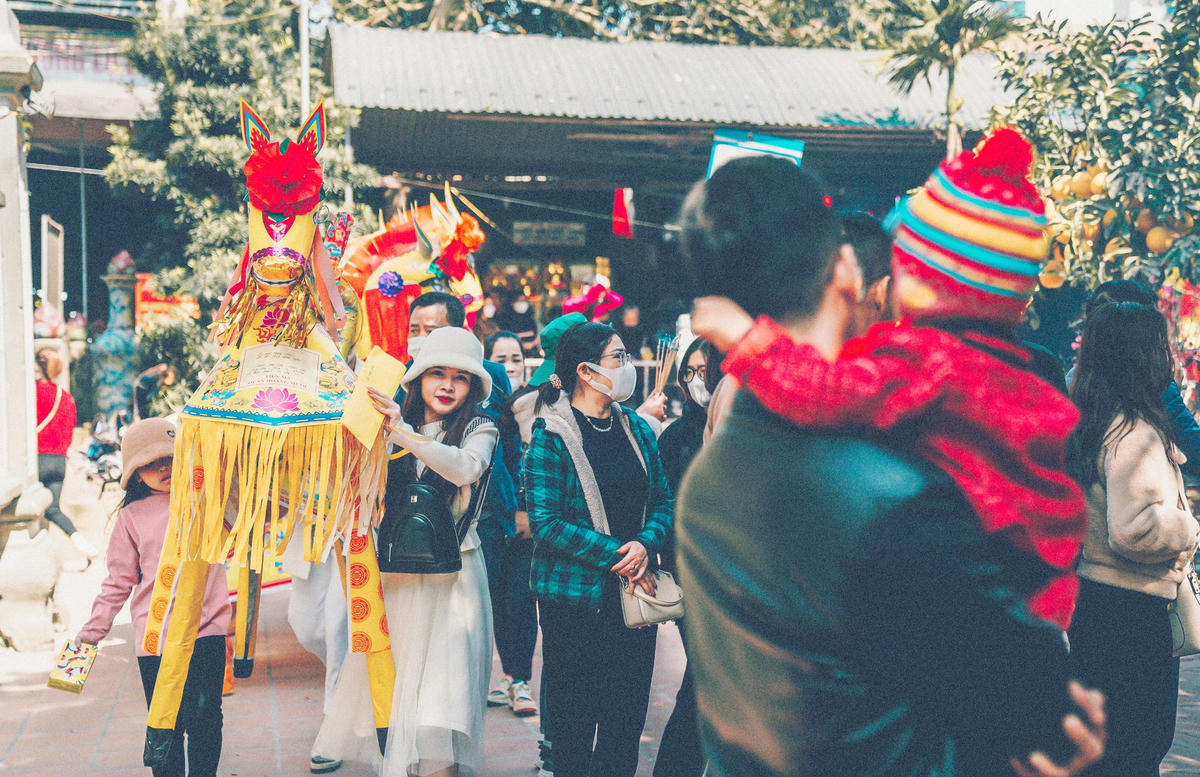 Một số du khách cho hay, ông Hoàng Mười là một vị tướng đánh trận giỏi nên cần ngựa để xông pha trận mạc, nếu đánh trận trên sông thì cần thuyền. Vì vậy, người đi lễ sắm thêm ngựa giấy và thuyền mang vào đền làm lễ.