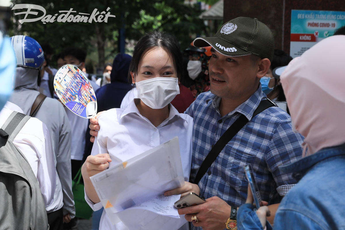 Học sinh và phụ huynh vui mừng vì con hoàn thành bài thi tương đối tốt.