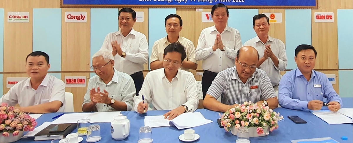 Chi hội Phóng viên thường trú tại tỉnh Bình Dương và các cơ quan báo chí trong tỉnh ký cam kết thi đua.