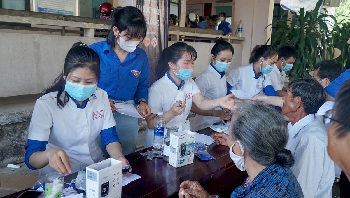 Khoảng 500 người dân tại xã Phong Sơn được các y bác sĩ thăm khám và cấp phát thuốc miễn phí. Ảnh. T.H.