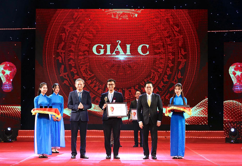 Đại diện nhóm tác giả Bùi Văn Minh nhận giải C cuộc thi với sáng kiến “Giải pháp giám sát tự động quá trình ghi chỉ số, phúc tra chỉ số trước khi phát hành hoá đơn tiền điện tại Công ty TNHH MTV Điện lực Đà Nẵng”.
