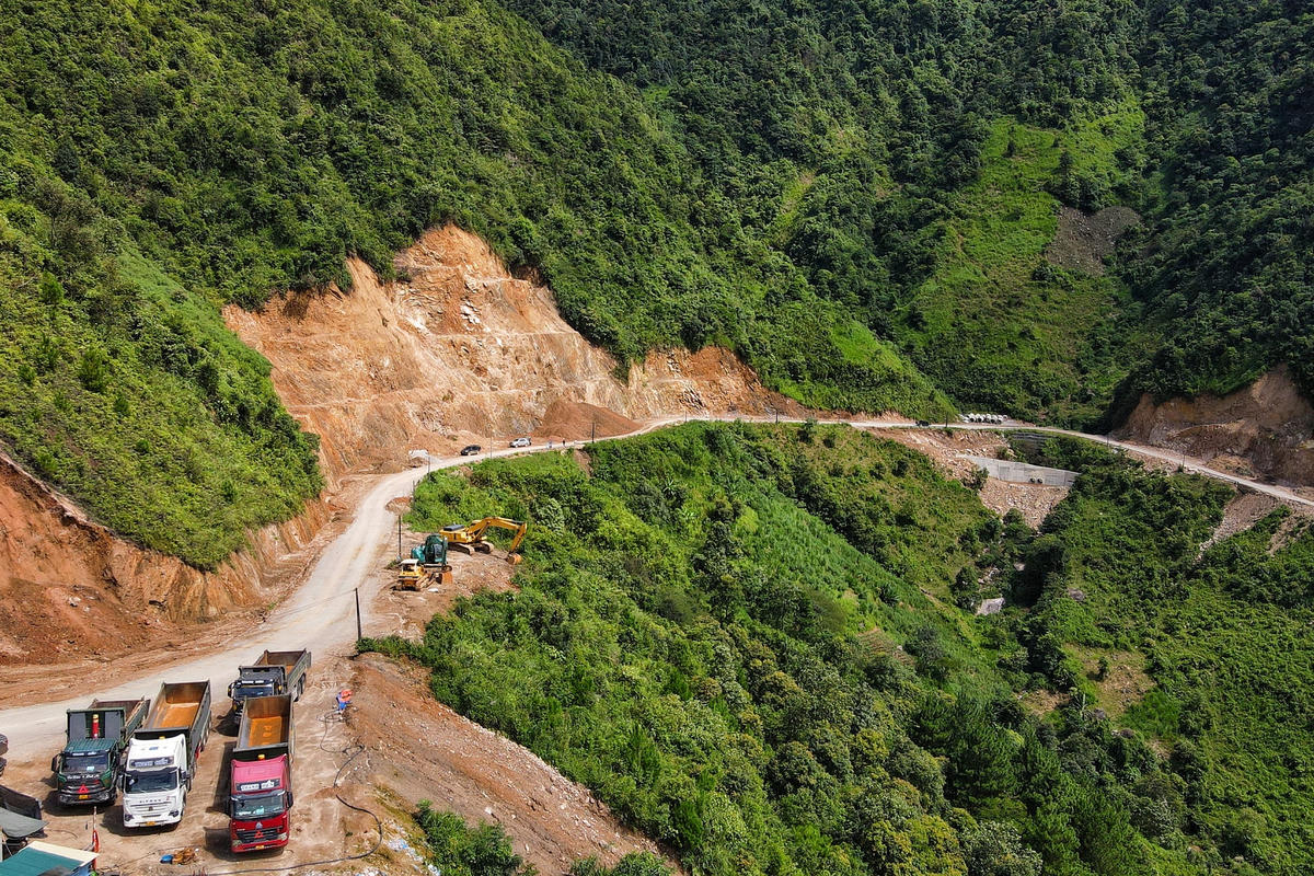 Đảm nhiệm gói thầu được coi là khó khăn nhất trong 11 gói thầu, ông Võ Văn Trường, chỉ huy trưởng gói thầu số 4 chia sẻ, đây là một trong những gói thầu đi qua địa hình đồi núi, dốc trong khi vừa thi công vừa khai thác nên gặp rất nhiều khó khăn. Bởi bắt đầu từ mùa mưa trên địa bàn tỉnh Lai Châu có mưa rất lớn, vì vậy trên công trường gói thầu 4 cũng xuất hiện các điểm sạt lở do thời gian mưa lớn kéo dài. Vì vậy, tromg quá trình thi công nhà thầu vừa dọn dẹp các điểm sạt lở để cho người dân đi lại, vừa thi công các hạng mục khác.