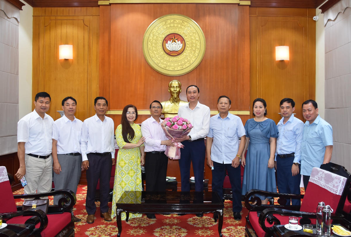 Phó Chủ tịch Phùng Khánh Tài tiếp đoàn đại biểu Hội người Việt Nam tại Cộng hòa Séc.
