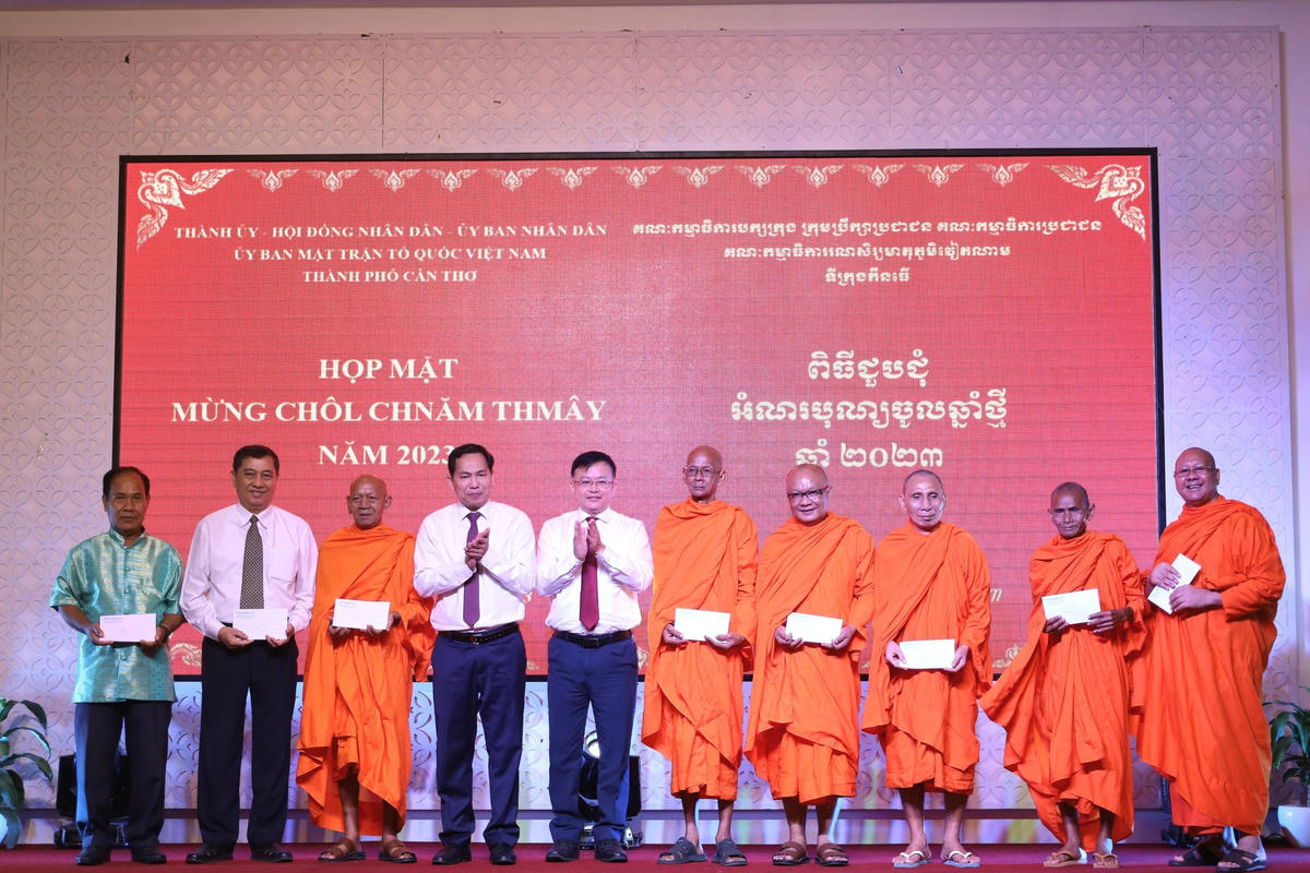 Lãnh đạo TP Cần Thơ tặng quà cho Hòa thượng, Thượng tọa, Đại đức, Sư sãi, A Char, Ban Quản trị chùa nhân dịp Tết Chol Chnam Thmay 2023.