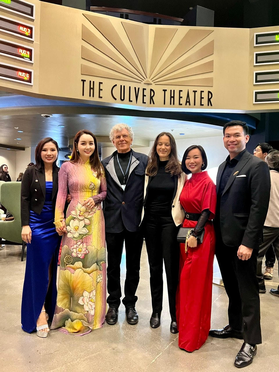 Đạo diễn Mai Thu Huyền (thứ 2 từ trái qua) và dàn giám khảo Liên hoan phim Thế giới Châu Á.