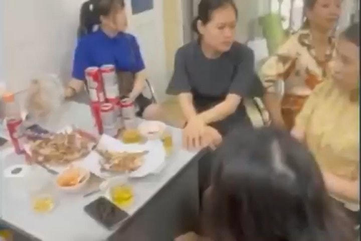 Đoạn clip ghi lại cảnh các cán bộ y tế "ăn liên hoan trong giờ làm việc" tại TTYT quận Hồng Bàng đã thu hút nhiều lượt quan tâm, bình luận. Ảnh cắt từ clip.