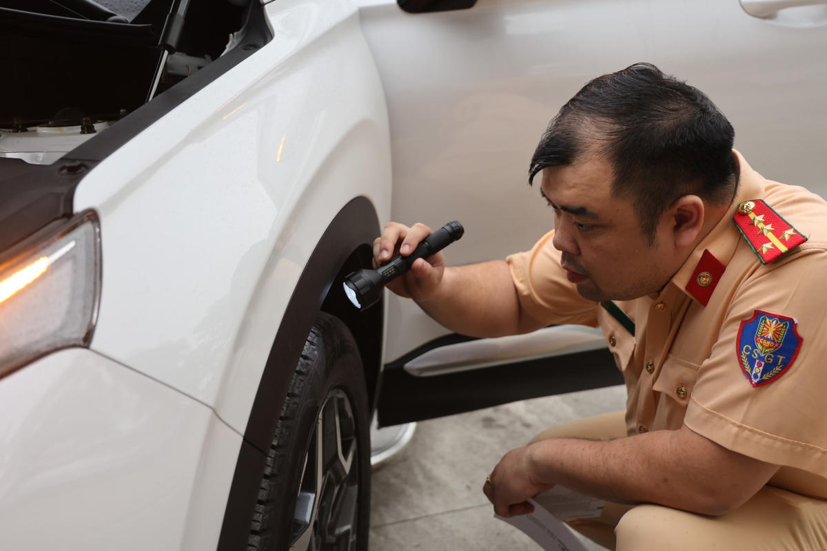 Trong quá trình làm nhiệm vụ đăng kiểm lực lượng CSGT sẽ mặc trang phục theo đúng điều lệnh ngành.