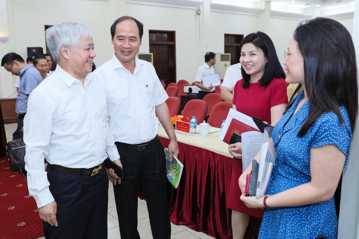 Bí thư Trung ương Đảng, Chủ tịch UBTƯ MTTQ Việt Nam Đỗ Văn Chiến trao đổi với các đại biểu tại Hội nghị.
