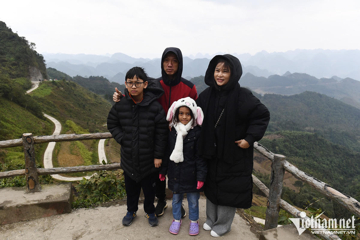 Du khách sốc nhiệt vì gió lạnh 4 độ C ngày Tết ở cổng trời Quản Bạ