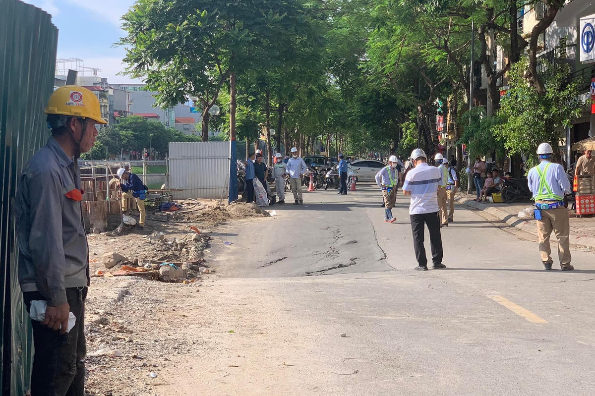 Hà Nội: Đường Vũ Tông Phan sụt lún dài hàng chục mét liên quan đến thi công cống thu gom nước thải