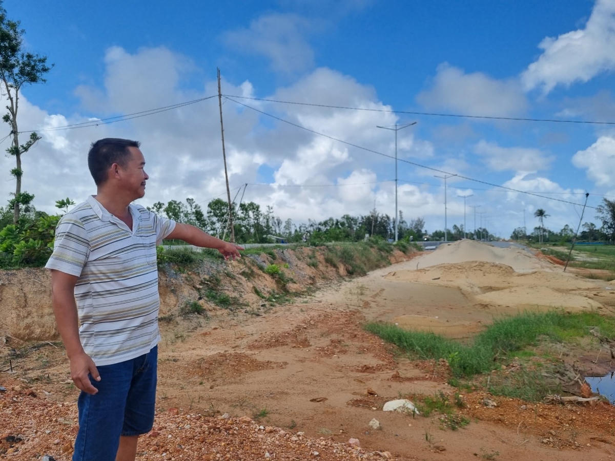 Đoạn đường qua đất ông Ngọc chưa được bàn giao mặt bằng.