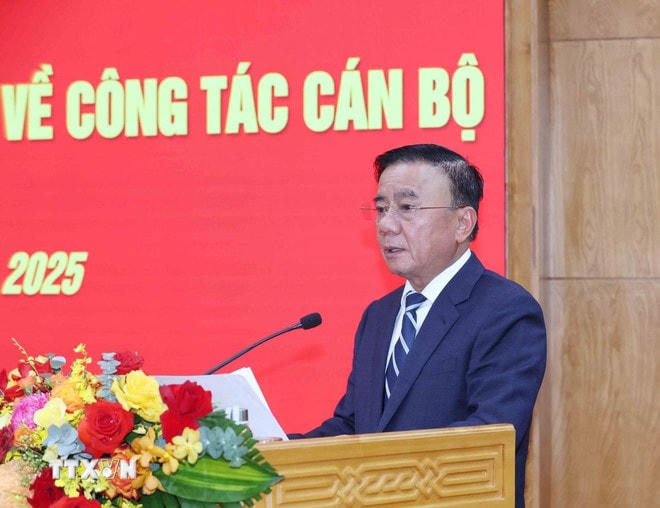 Đồng chí Trần Cẩm Tú, Ủy viên Bộ Chính trị, Thường trực Ban Bí, Bí thư Đảng ủy các cơ quan Đảng Trung ương phát biểu. (Ảnh: Phương Hoa/TTXVN) ttxvn-dong-chi-giu-chuc-pho-bi-thu-thuong-truc-dang-uy-cac-co-quan-dang-trung-uong-0409-2.jpg