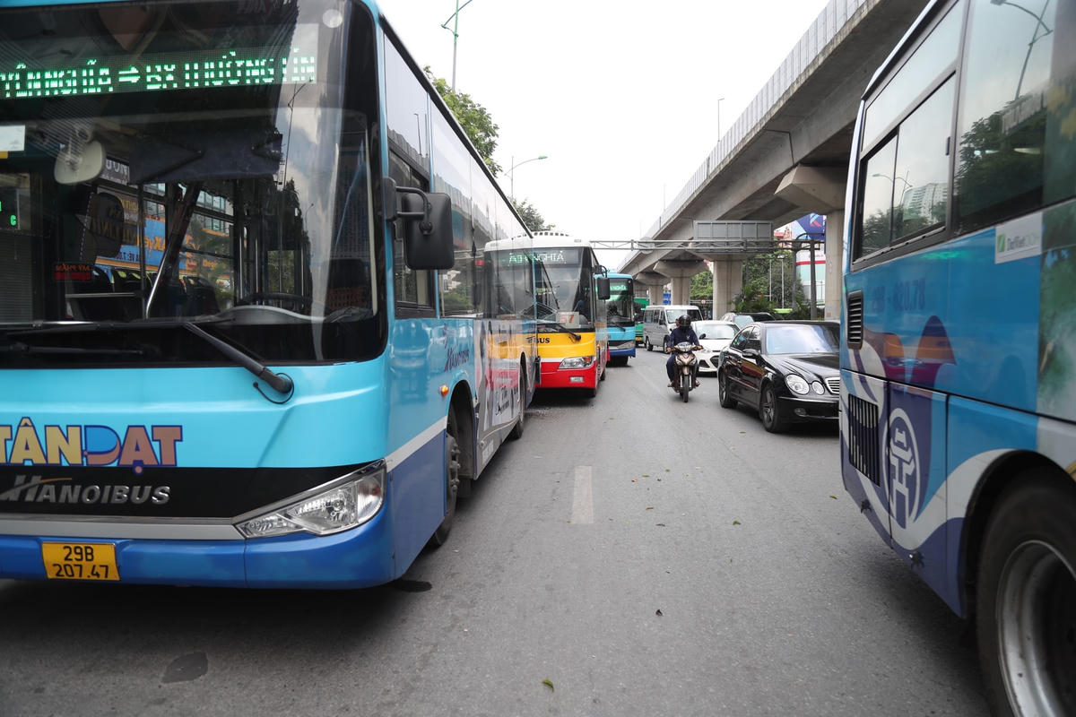 Theo người dân sinh sống tại khu vực gần vụ tai nạn cho biết, 3 chiếc xe buýt này bị tai nạn vào lúc 12h30 ngày 2/7, lúc đó vẫn có các hành khách ngồi ở trên xe.