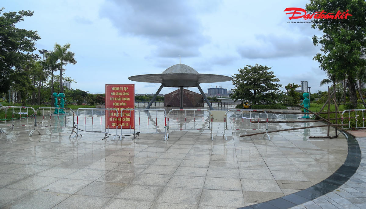 Tại một lối ra vào của công viên vẫn có biển thông báo tạm dừng hoạt động thể dục thể thao để phòng dịch Covid- 19, dù Hà Nội đã trở lại bình thường mới khá lâu.