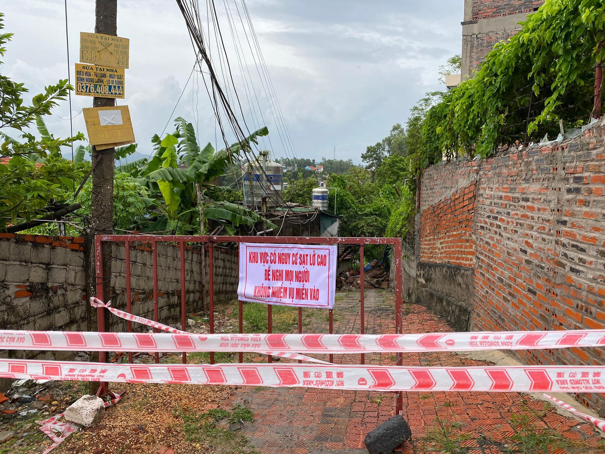 Các lực lượng chức năng phường Giếng Đáy đã chăng dây kèm biển cảnh báo tại khu vực sạt lở.Bờ kè bị sạt, chặn lối đi vào nhà của một số hộ dân.