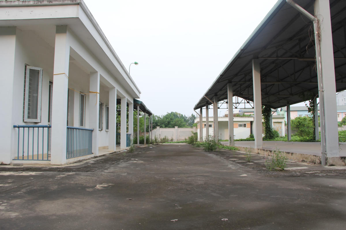 Ngoài chợ Phú Đô thì trên địa bàn quận Nam Từ Liêm (TP Hà Nội) còn có chợ Tây Mỗ cũng bị bỏ hoang nhiều năm nay gây lãng phí đất đai, ngân sách của Nhà nước.