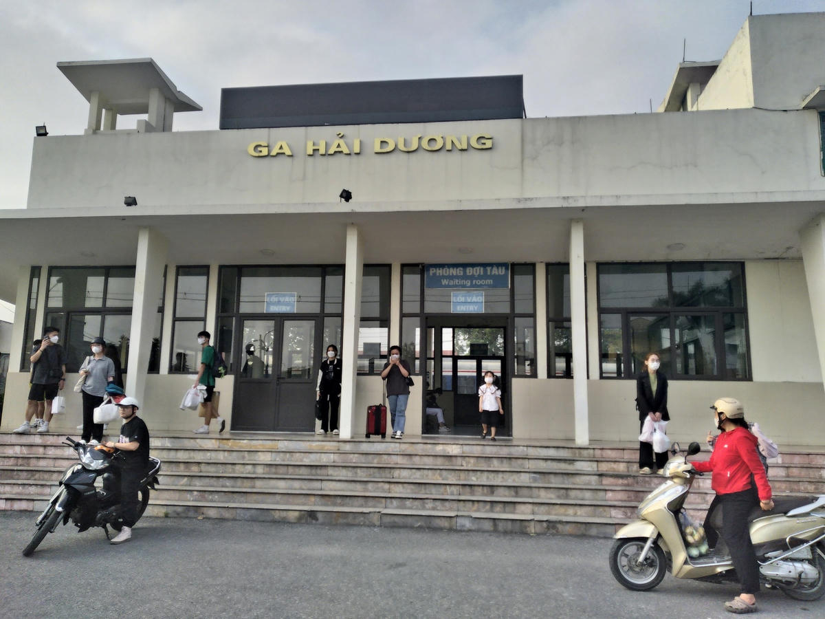 Người dân không còn phải chen chúc xếp hàng mua vé tại ga Hải Dương.
