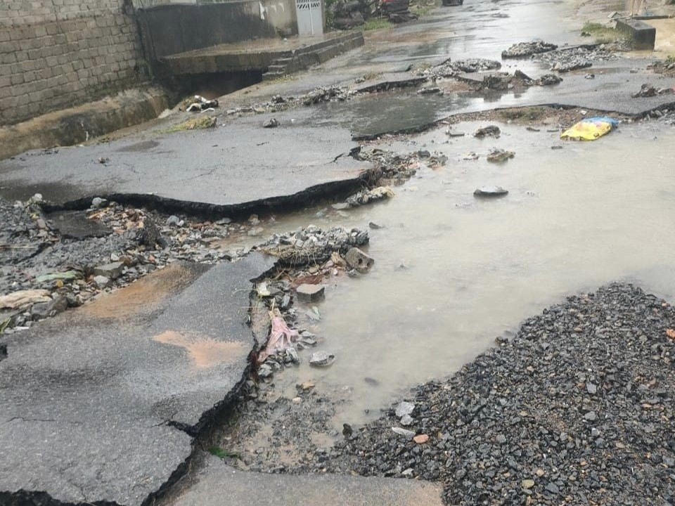 Đường giao thông đi qua xã Hóa Quỳ (huyện Như Xuân) bị xói lở, tan nát thành từng mảng bê tông lớn.