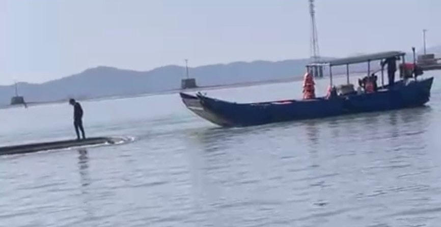 Một ngư dân gặp nạn do sóng lớn đánh lật úp phương tiện đi biển đã được cứu sống và đưa vào bờ an toàn.