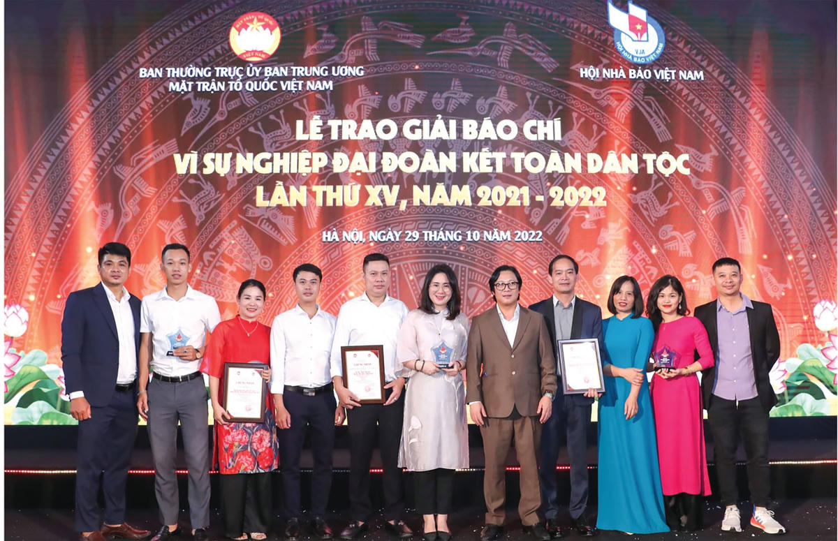 Ban Biên tập Báo Đại đoàn kết và nhóm tác giả đoạt giải Vì sự nghiệp Đại đoàn kết toàn dân tộc.