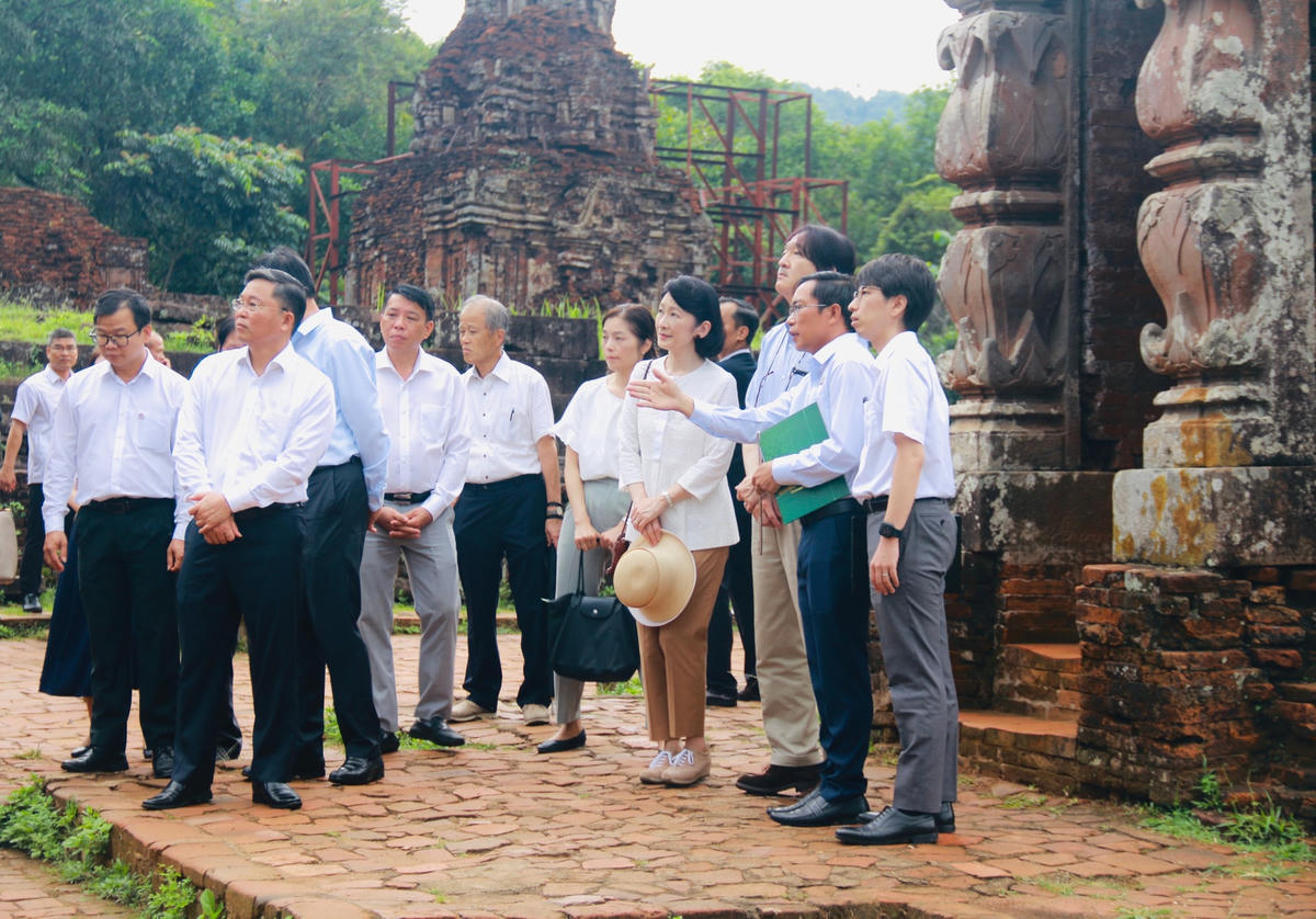 Hoàng Thái tử Nhật Bản Akishino và Công nương Kiko thăm Khu đền tháp Mỹ Sơn.
