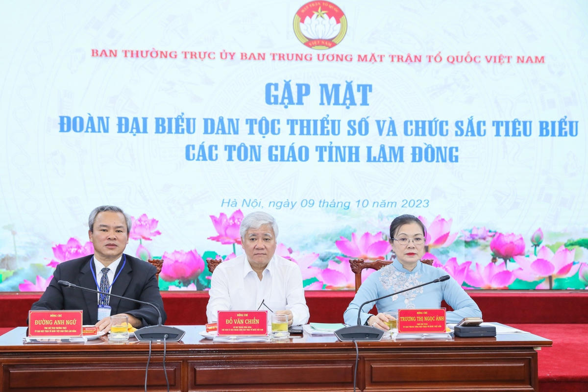 Bí thư Trung ương Đảng, Chủ tịch UBTƯ MTTQ Việt Nam Đỗ Văn Chiến chủ trì gặp mặt Đoàn đại biểu dân tộc thiểu số và chức sắc tiêu biểu các tôn giáo tỉnh Lâm Đồng.