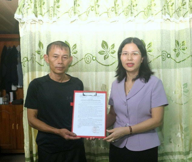 Phó Chủ tịch Thường trực UBND TP Nam Định Nguyễn Thị Như trao quyết định khen thưởng đến ông Trần Văn Long.
