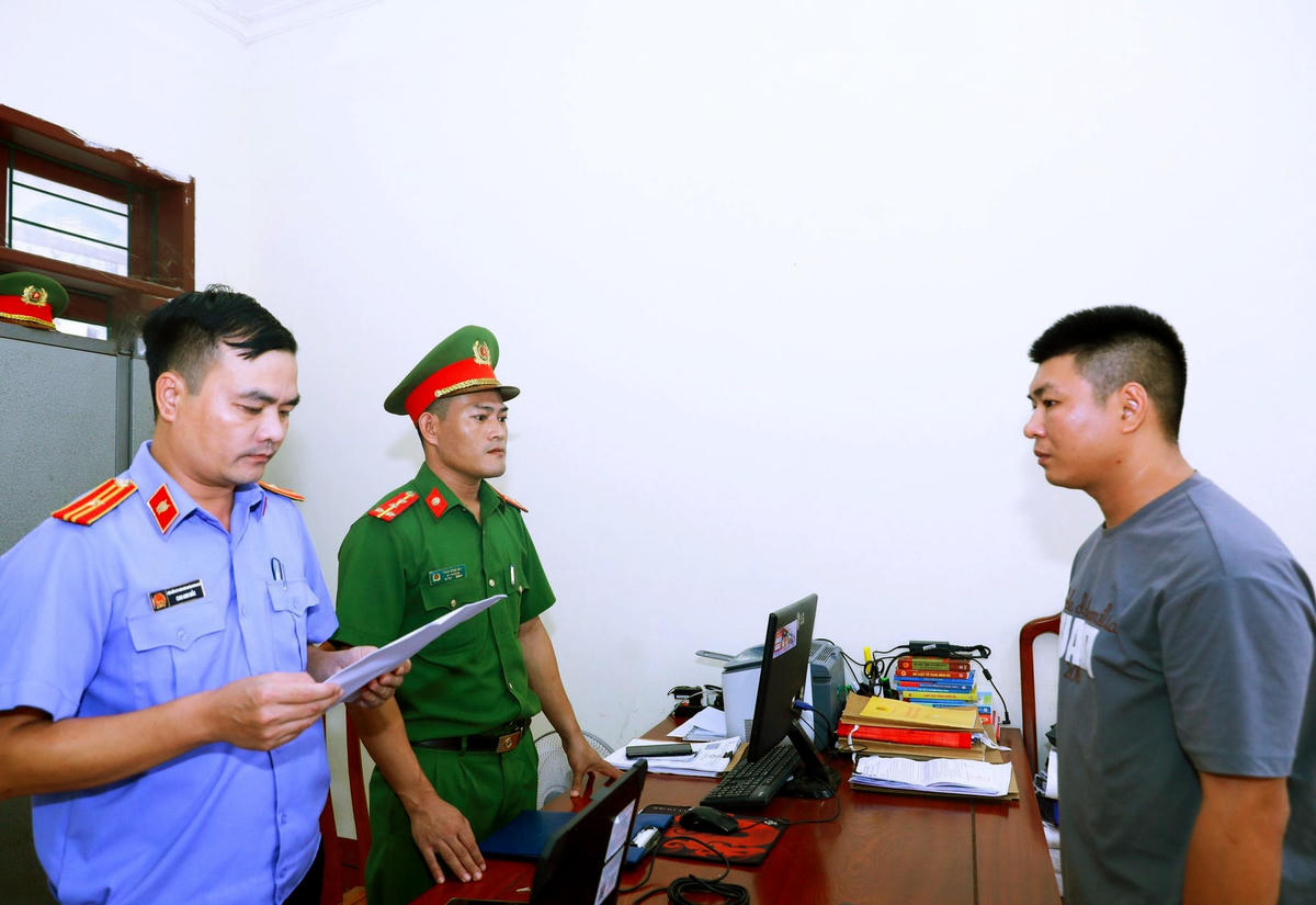 Cơ quan chức năng đọc phê chuẩn Quyết định khởi tố bị can đối với Lê Thế Danh.