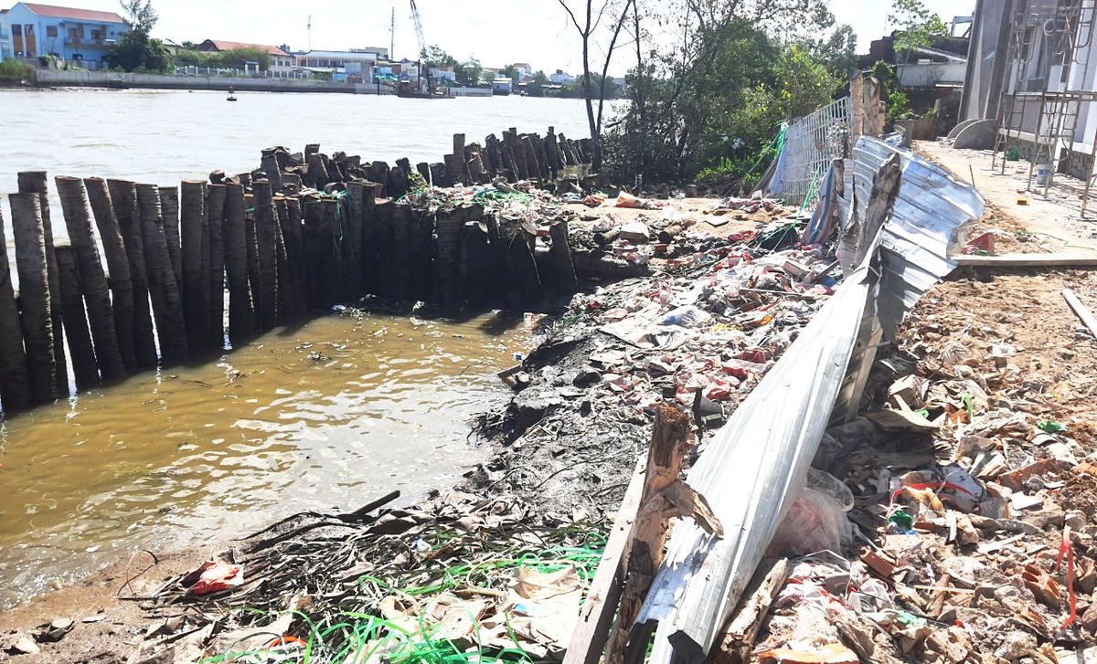 Ông Lâm người dân ở khóm 5, phường 1, thị xã Giá Rai cho biết, sau trận mưa lớn, khu vực phía sau với Trường Mầm non Sơn Ca 2 xuất hiện các điểm sạt lở. Có những hộ dân ở đây phải bỏ nhà đi nơi khác bởi sạt lở chực chờ đổ sụp xuống sông bất cứ lúc nào. Nhiều nhà bị sụp 3-4m chỉ còn sót lại nền móng cũ. “Sạt lở nguy hiểm qua đến sát mét trường, tường rào phía sau cũng bị sụp đổ quá nguy hiểm”, ông Lâm nói.