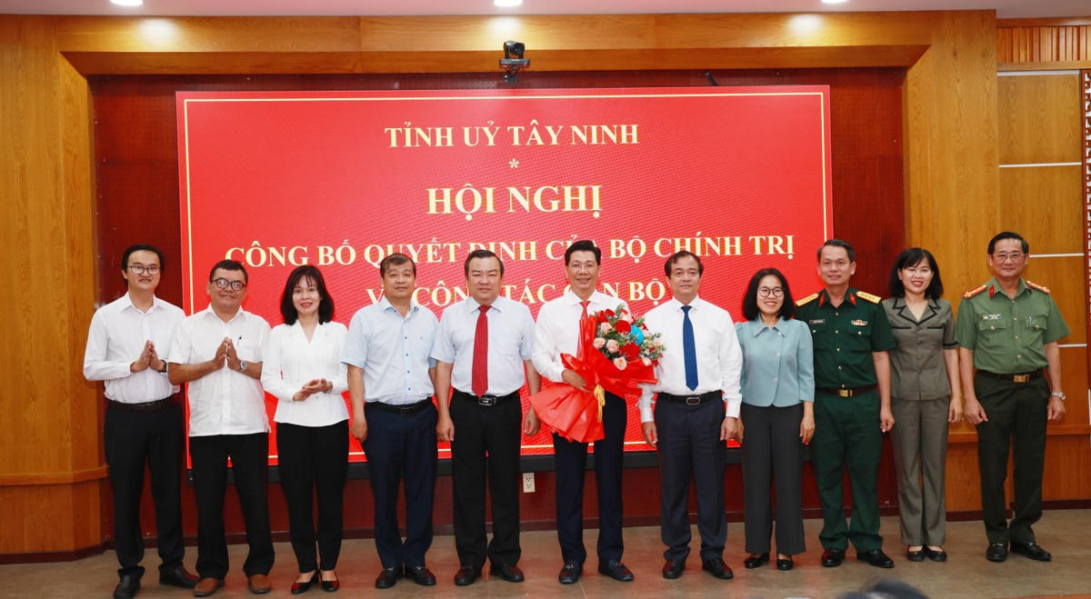 Các đồng chí Ủy viên Ban Thường vụ Tỉnh ủy tặng hoa chúc mừng Bí thư Tỉnh ủy Nguyễn Mạnh Hùng.