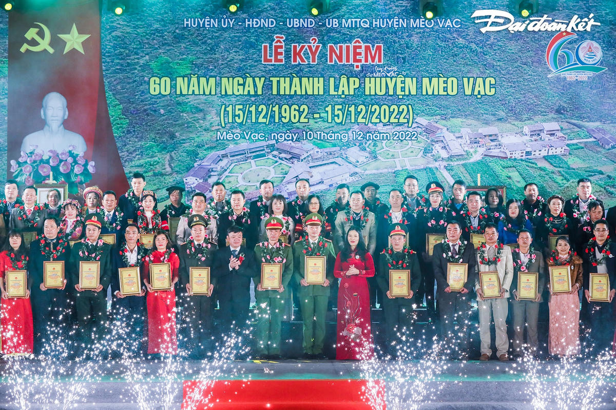 Lãnh đạo huyện Mèo Vạc khen thưởng cho các cá nhân có thành tích xuất sắc trong thực hiện nhiệm vụ.