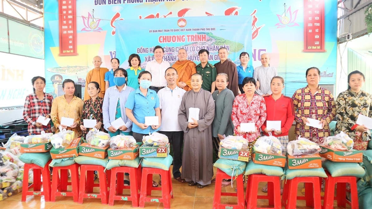 Trao quà hỗ trợ người dân nghèo tại xã đảo Thạnh An.